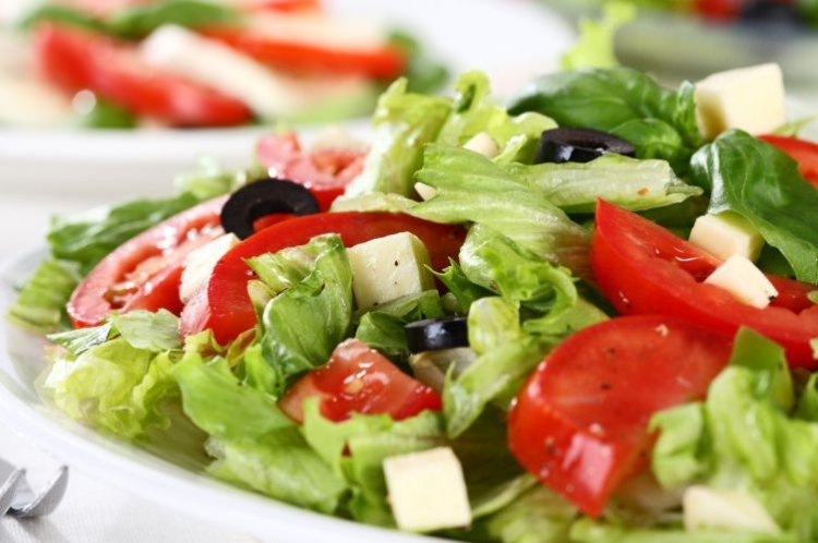 Französischer Salat mit Gemüse und Käse