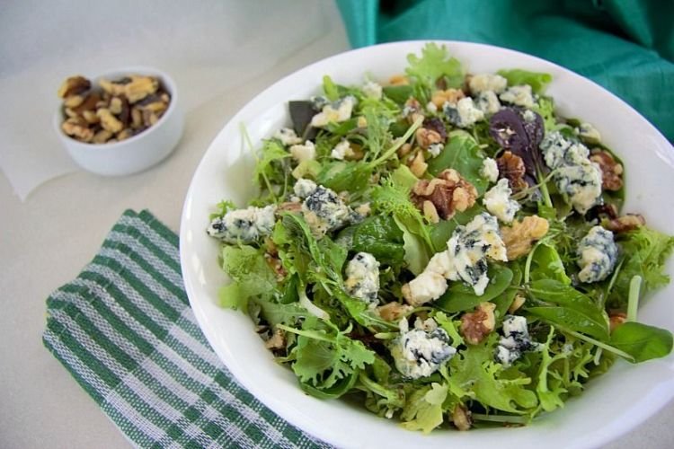 Salat mit Blauschimmelkäse und Schalotten