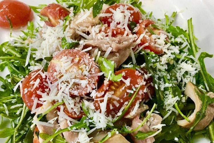 Französischer Salat mit geräuchertem Huhn und Parmesan