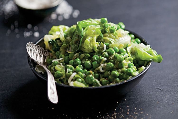 Salat mit grünen Erbsen und Datteln