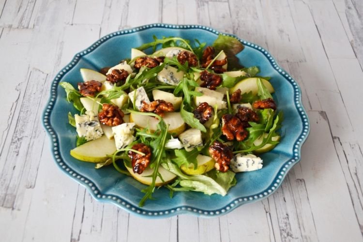 Salat mit frischer Birne und Blauschimmelkäse