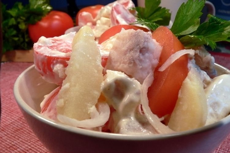 Salat mit Pangasius und Tomaten