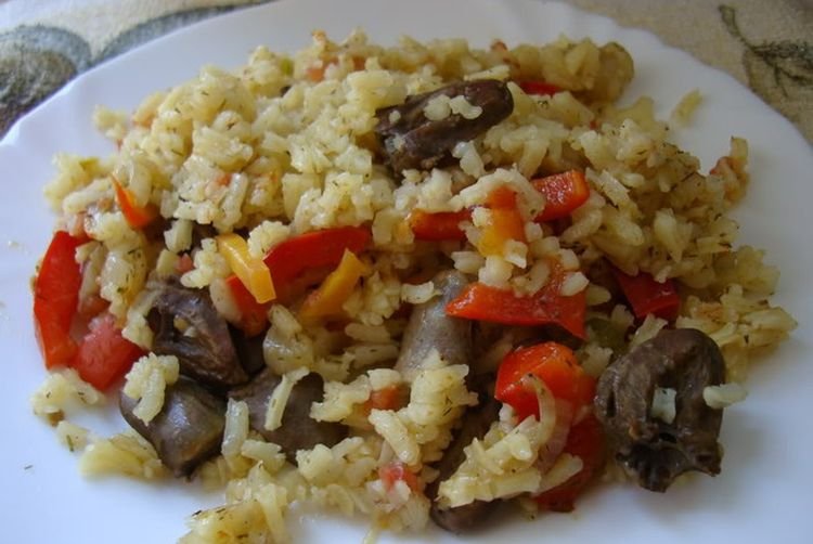 Arroz con corazones de pollo y verduras
