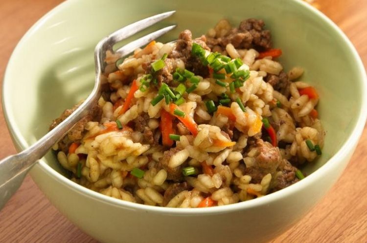 Arroz con carne picada y verduras en sartén