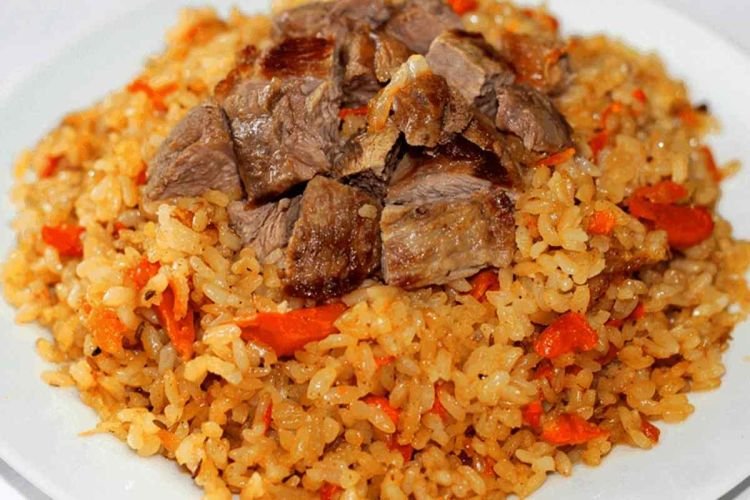 Arroz con ternera, verduras, hierbas y ajo