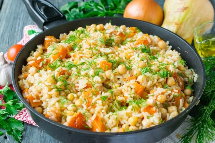 Arroz con albaricoques secos, garbanzos, verduras y especias picantes