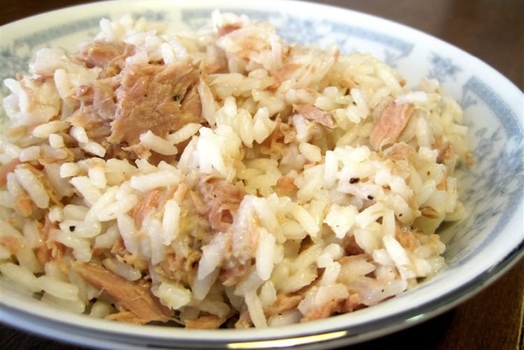 Arroz con atún enlatado y verduras