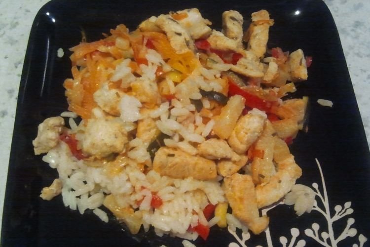 Arroz con pollo, piña y verduras