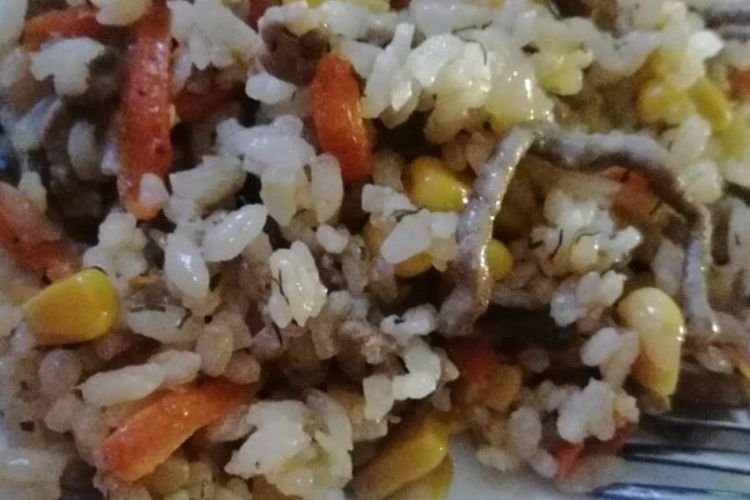 Arroz con carne picada, verduras y pepinillos