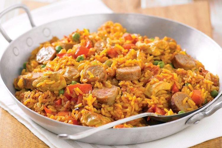 Arroz frito con verduras y salchichas