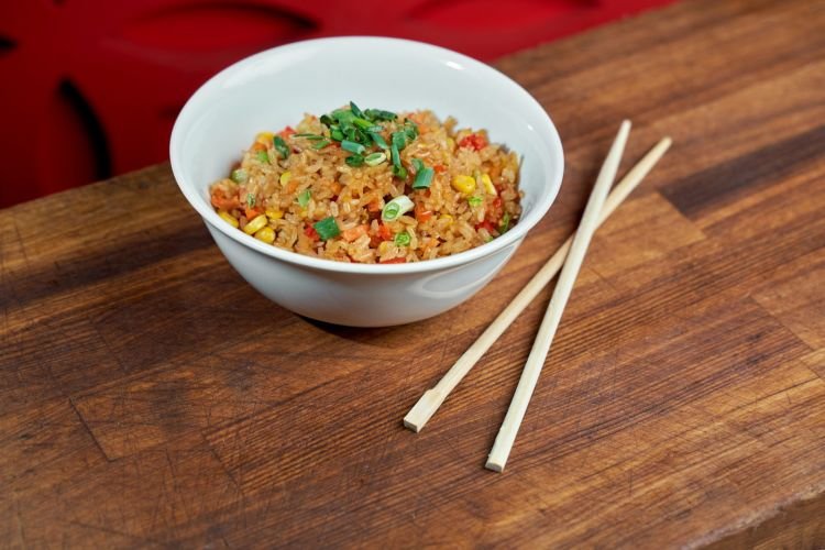 Arroz con verduras y salsa de soja en sartén