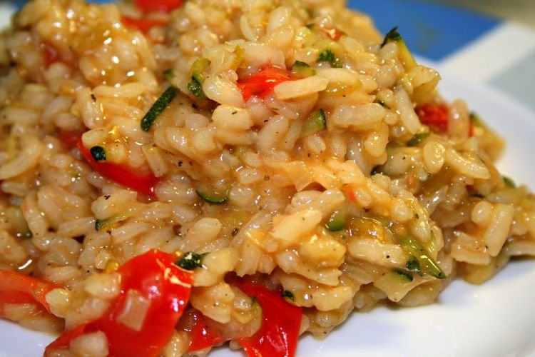 Arroz con verduras y queso en sartén