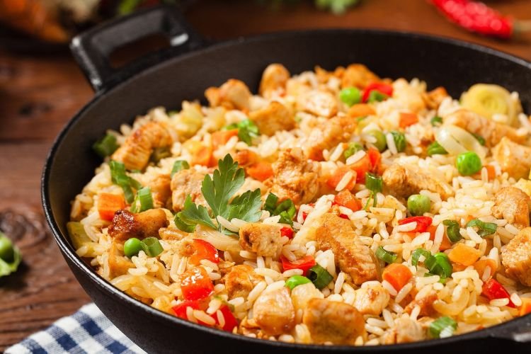 Arroz con pollo y verduras en sartén