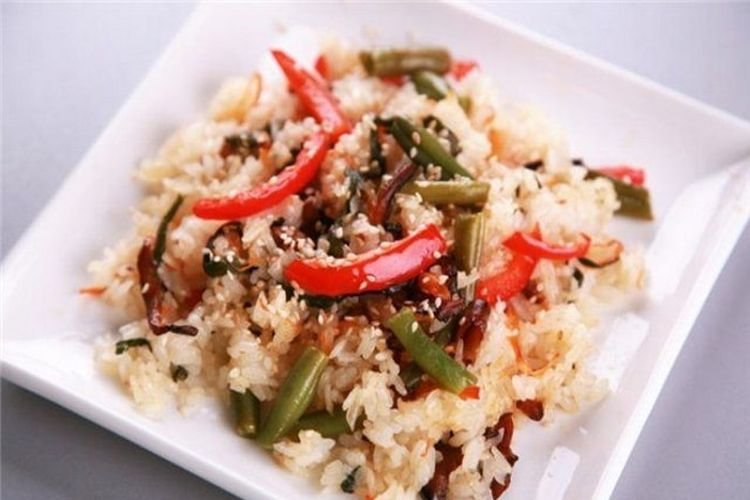 Arroz especiado con verduras en sartén