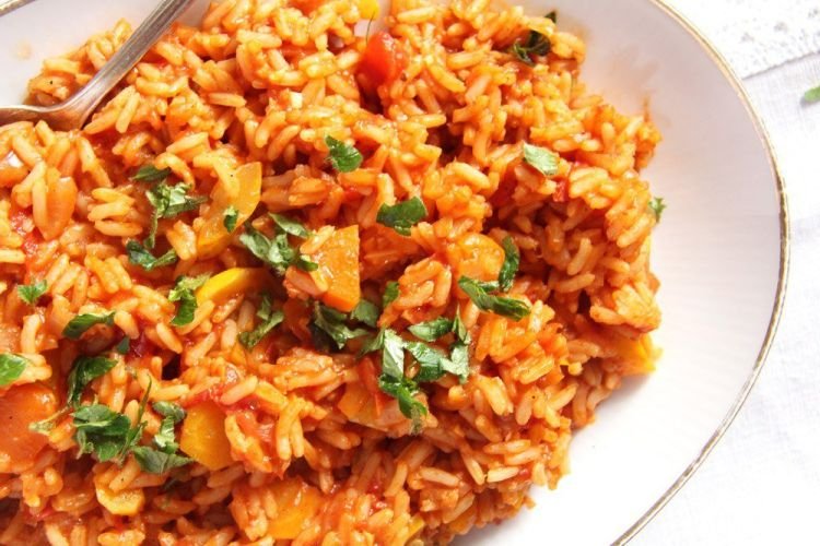 Arroz con verduras y salsa de tomate
