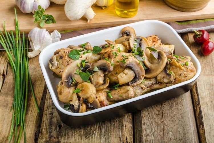 Gebratenes Hähnchen mit Pilzen