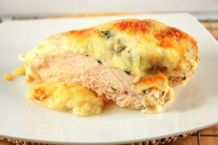 Gebratenes Hähnchen mit Käse überbacken