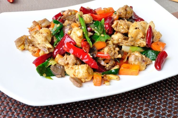 Gebratenes Hähnchen mit Gemüse
