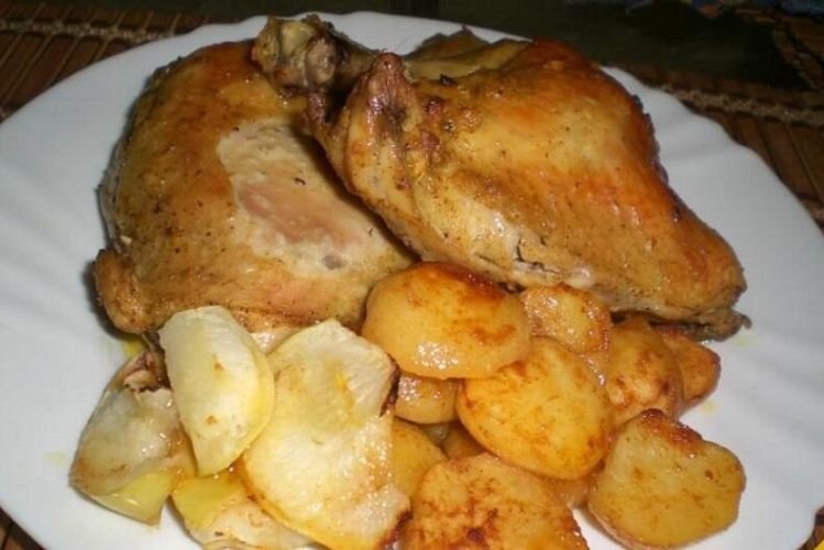 Gebratenes Hähnchen mit Kartoffeln