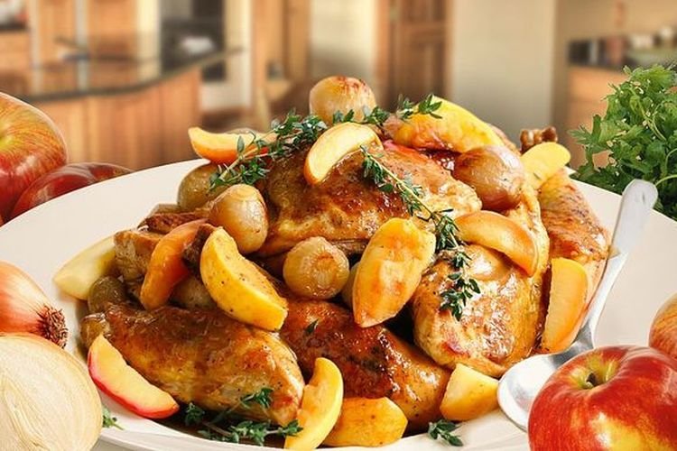 Gebratenes Hähnchen mit Äpfeln
