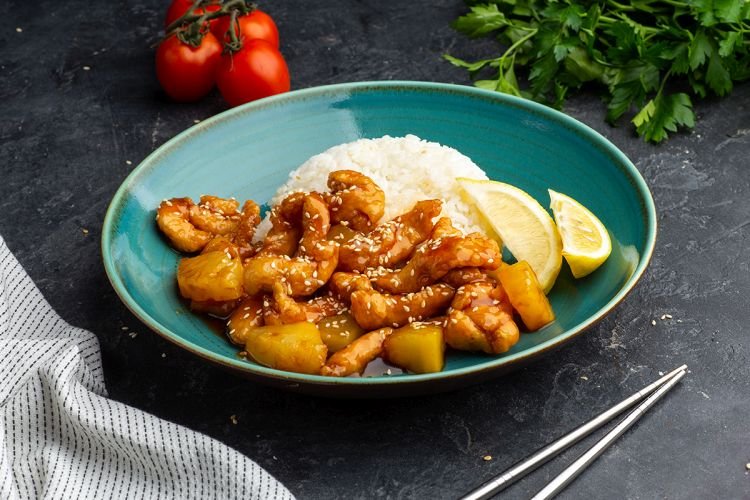 Gebratenes Hähnchen mit Ananas