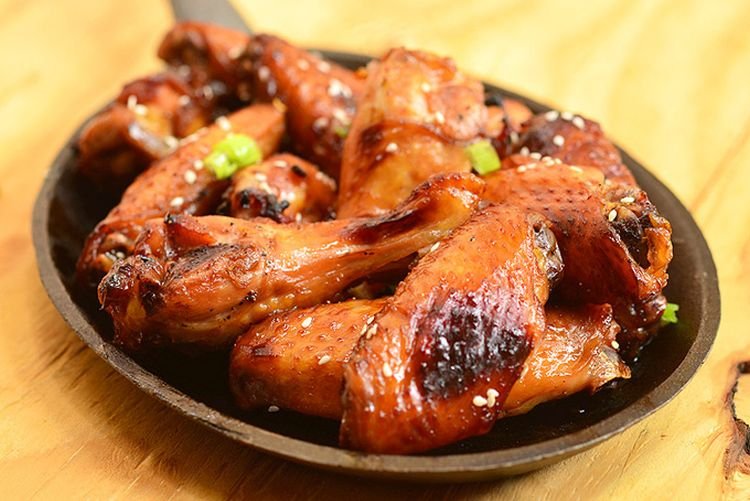 Gebratene Hähnchenflügel in der Pfanne
