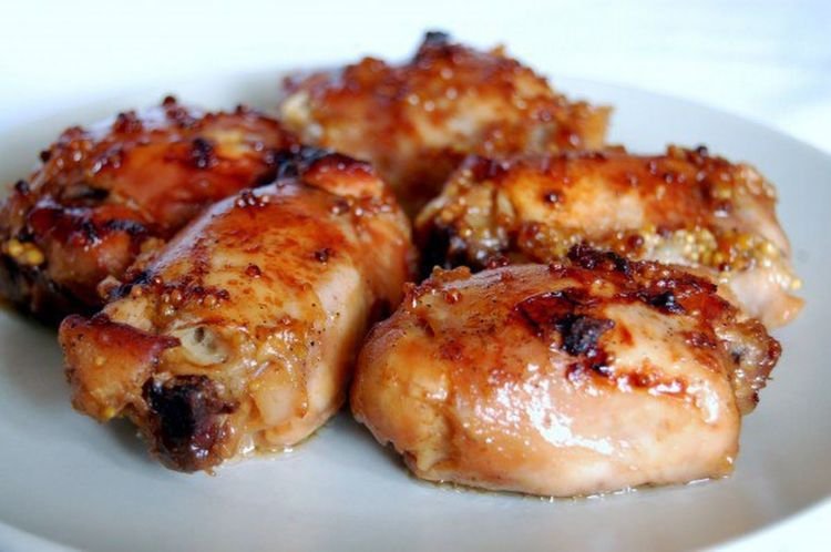 Gebratenes Hähnchen in Honig-Senf-Sauce