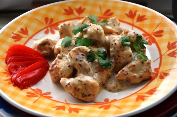 Gebratenes Hähnchen in Sahnesauce