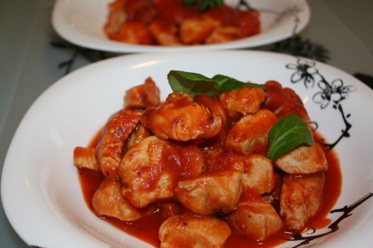 Gebratenes Hähnchen in Tomatensauce