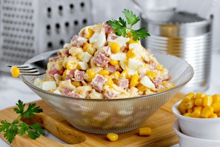 Salat mit geräucherter Wurst und Mais