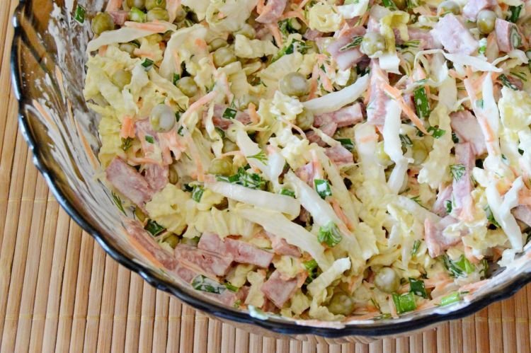 Salat mit Wurst und Kohl