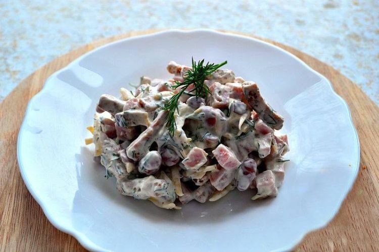 Salat mit Schinken und eingelegten Pilzen