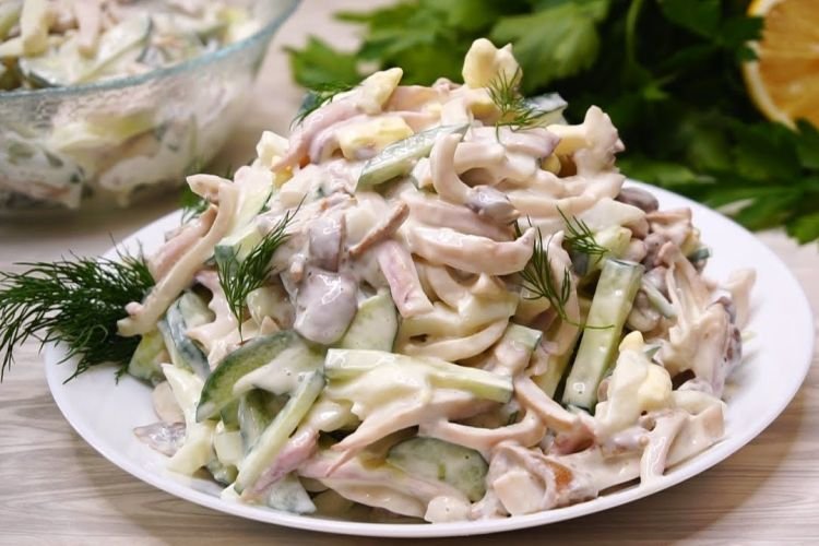 Salat mit Tintenfisch und Gurken