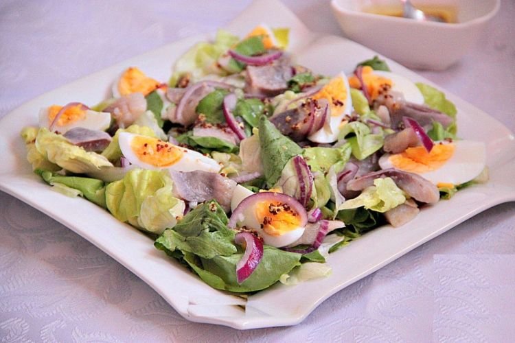 Salat mit Hering und Kräutern