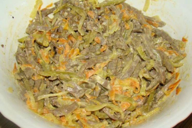 Salat aus Schweineherz und eingelegten Gurken