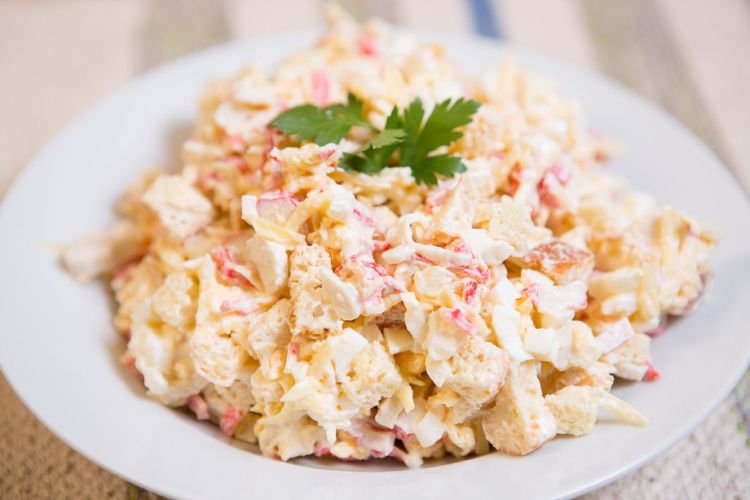 Salat mit Krabbenstäbchen und Croutons
