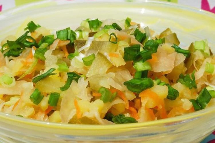 Salat mit Huhn und Sauerkraut