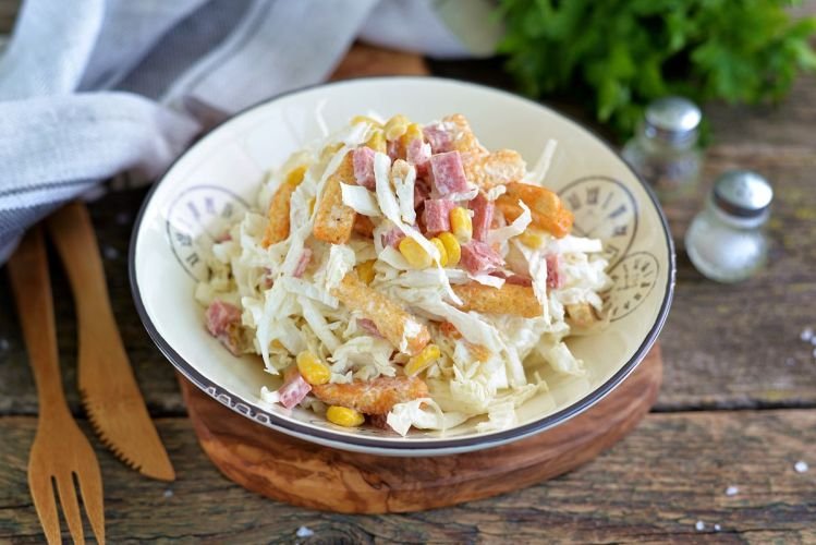 Salat mit Chinakohl und Schinken