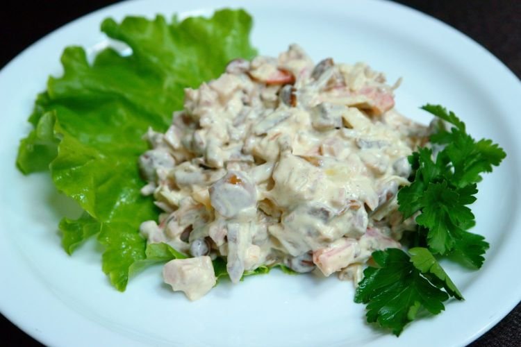 Salat mit Huhn und Pilzen