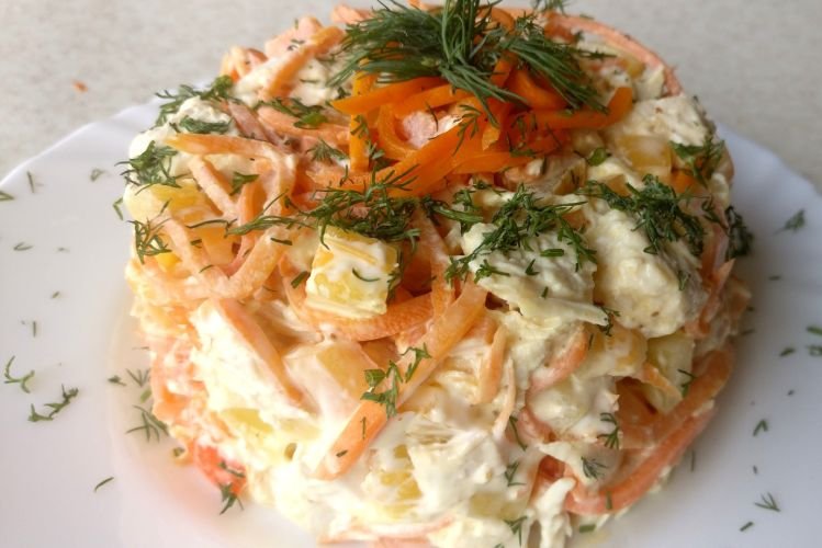 Salat mit geräuchertem Huhn und koreanischen Karotten