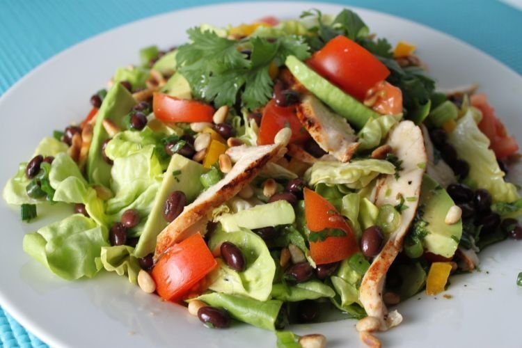 Salat mit Kräutern und Huhn