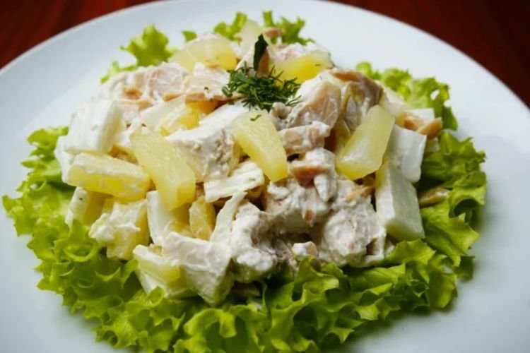 Salat mit Huhn und Ananas