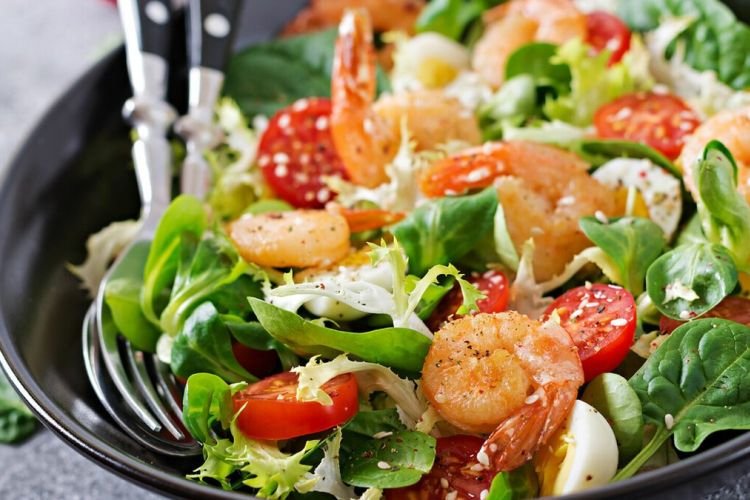 Salat mit Garnelen und Gemüse