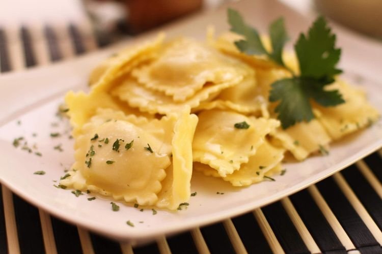 Ravioles de jamón y champiñones marinados