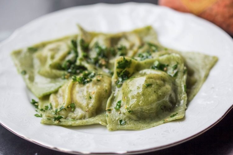 Ravioles verdes con champiñones