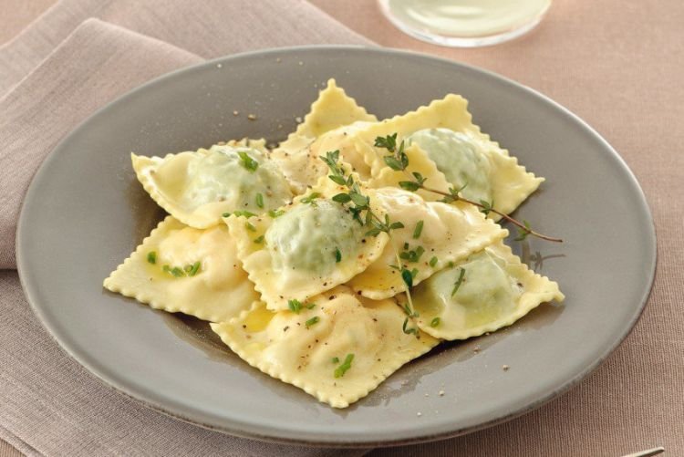 Ravioles de queso y hierbas