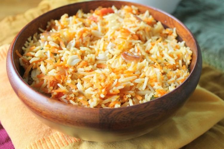Reis mit Zwiebeln und Karotten