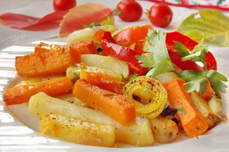 Kartoffeln mit Gemüse aus dem Ofen