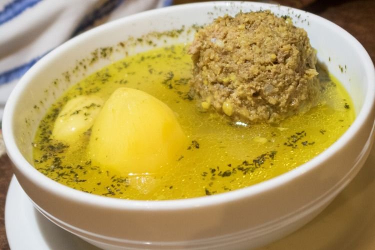 Köfte-Suppe mit Reis, Aprikosen und Kräutern