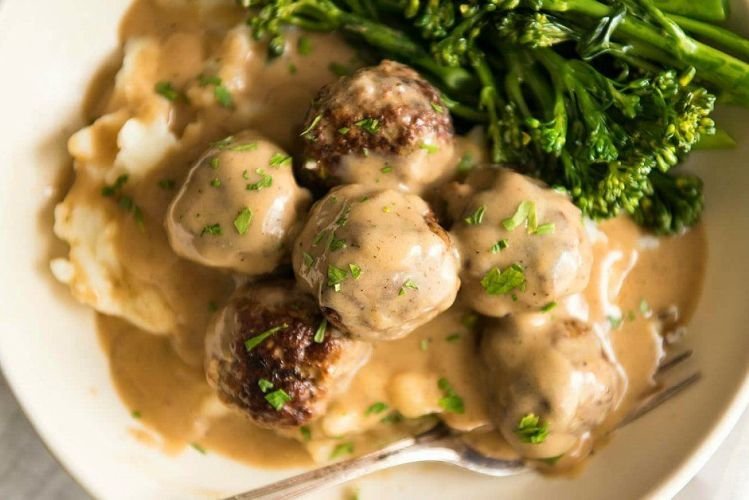 Köfte mit Pilzen, in Sahnesauce geschmort